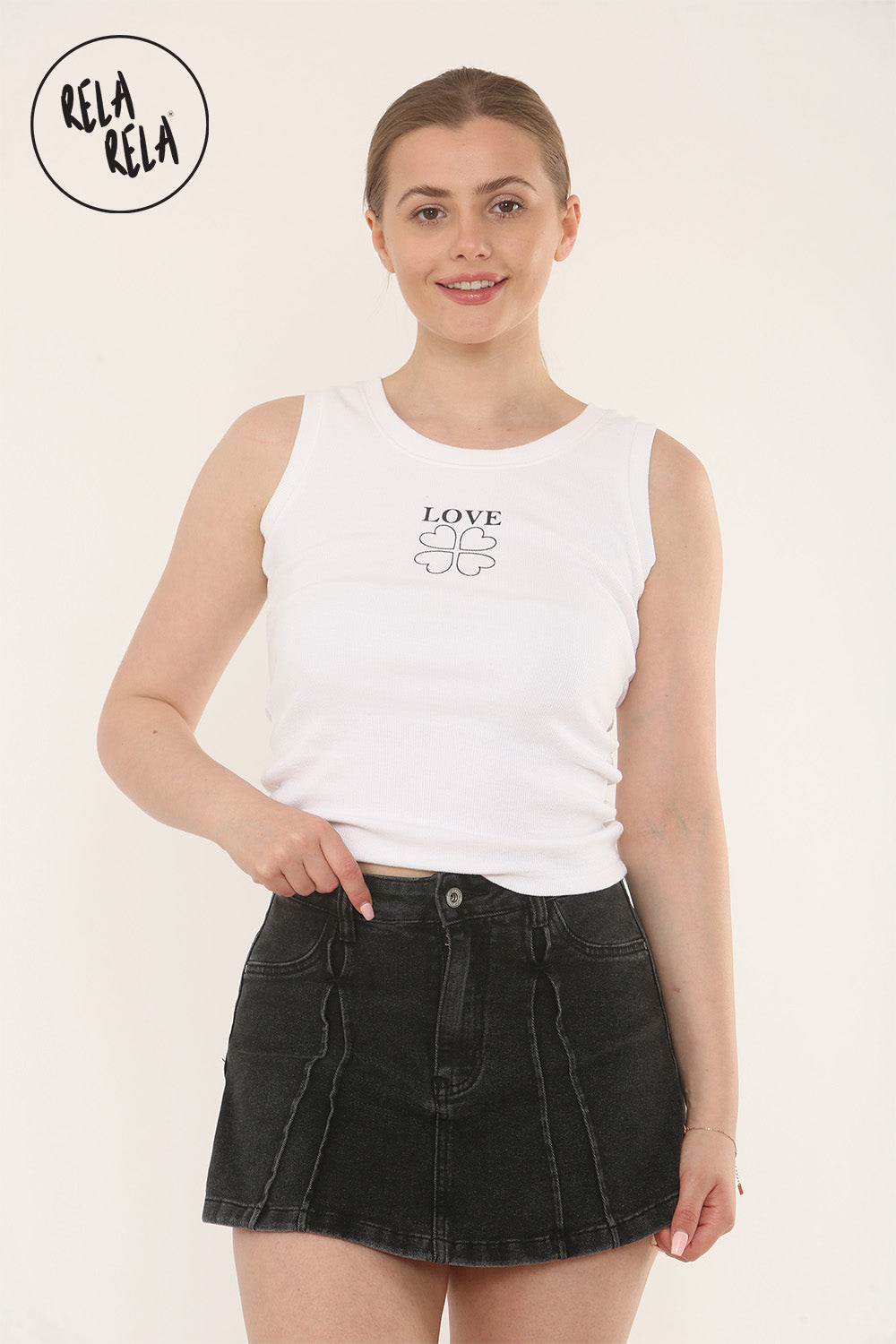 Stretchy Mid Rise Pleated Detail Denim Skorts in Black